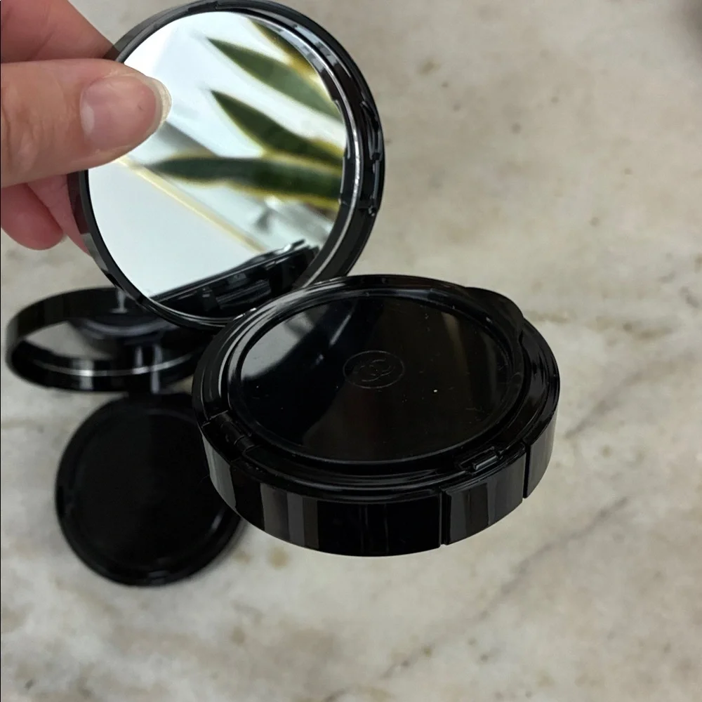 2 empty Chanel refillable compacts - Picture 14 of 16